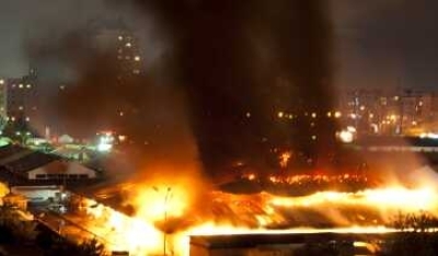 Крупный пожар в Невинномысске, горит центральный рынок.