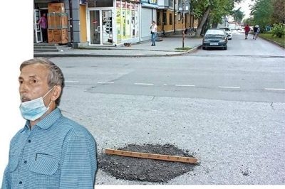 Латавшему ямы на дорогах пенсионеру пригрозили наказанием за самоуправство