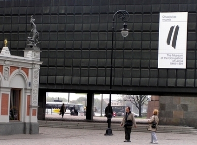 Кто кому должен платить?