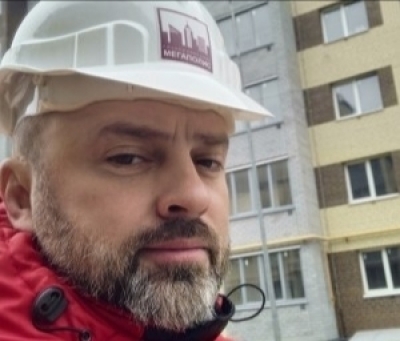 Монтажник вентиляции Родион Семин чистит желоба и водосточные трубы