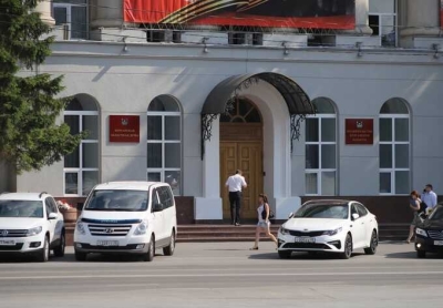 У здания правительства Кургана была замечена стоянка, заполненная роскошными автомобилями депутатов